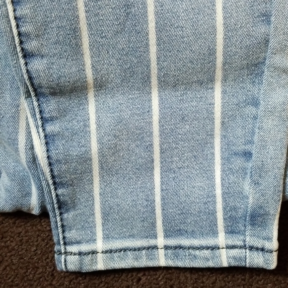 High Rise Crops - Picture 3 of 4